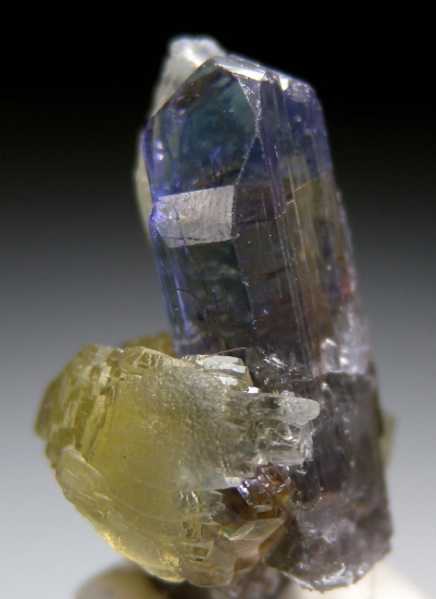 Prehnite on Tanzanite from Merelani Hills, Arusha, Tanzania [db_pics/pics/p297b.jpg]