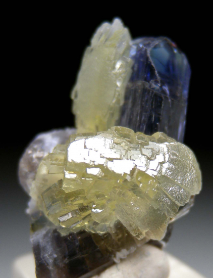 Prehnite on Tanzanite from Merelani Hills, Arusha, Tanzania [db_pics/pics/p297d.jpg]