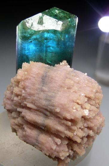 Indicolite with Lepidolite from Xanda Mine, Virgem da Lapa, Minas Gerais, Brazil [db_pics/pics/p315b.jpg]