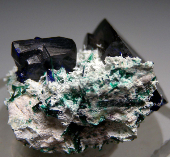 Azurite with Brochantite from Milpillas Mine, Cuitaca, Sonora, Mexico [db_pics/pics/p408b.jpg]