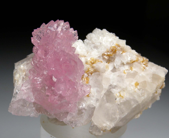 Rose Quartz from Sapucaia Mine, Galileia, Minas Gerais, Brazil [db_pics/pics/p445a.jpg]