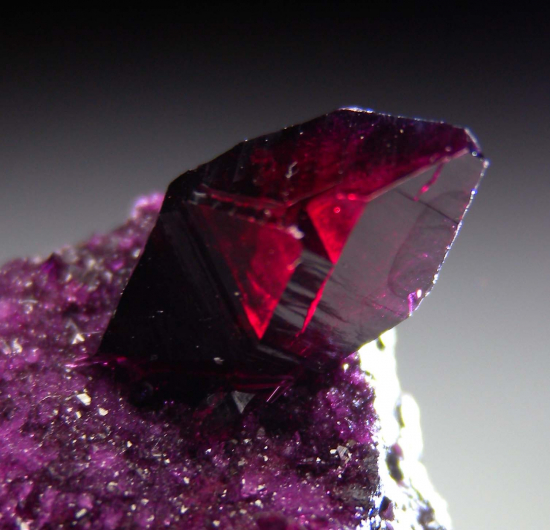 Kammererite from Kop Krom Mine, Kop Daglari, Turkey [db_pics/pics/p485c.jpg]