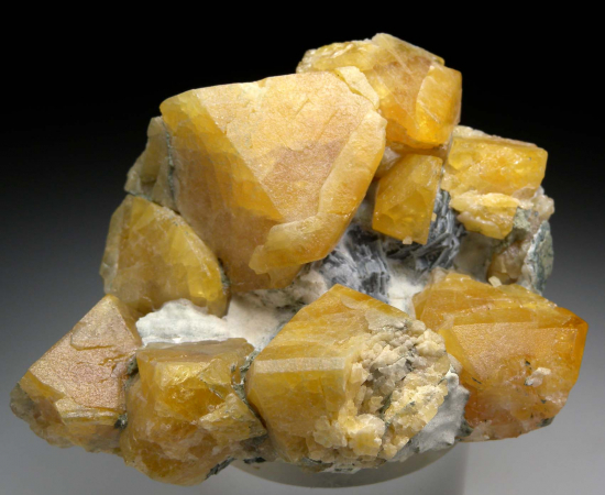 Scheelite from Traversella Mine, Chiusella Valley, Torino Province, Piedmont, Italy [db_pics/pics/p487a.jpg]