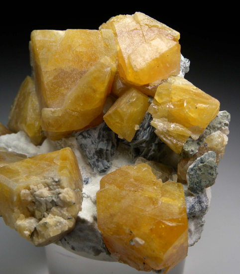 Scheelite from Traversella Mine, Chiusella Valley, Torino Province, Piedmont, Italy [db_pics/pics/p487b.jpg]