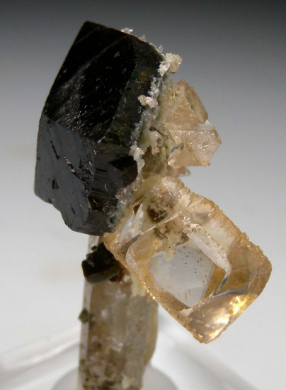 Uvite, Dolomite on Quartz from Pedra Pit, Brumado, Bahia, Brazil [db_pics/pics/p522c.jpg]