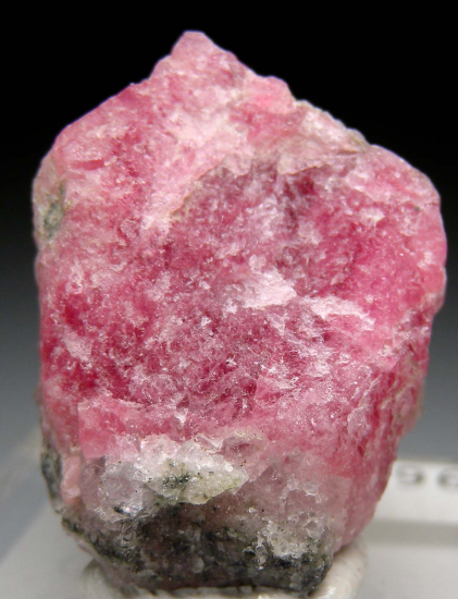 Tugtupite from Ilimaussaq complex, Kujalleq, Greenland [db_pics/pics/p529a.jpg]