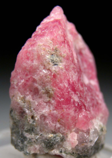 Tugtupite from Ilimaussaq complex, Kujalleq, Greenland [db_pics/pics/p529b.jpg]
