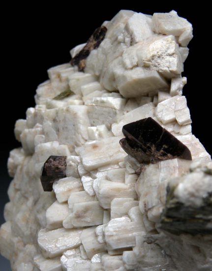 Axinite, Epidote on Albite from Thompson Peak, Plumas County, California, USA [db_pics/pics/p567d.jpg]