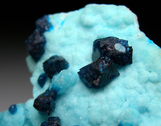 Veszelyite on Hemimorphite from Palabanda quarries, Mfouati, Bouenza Department, Republic of the Congo [db_pics/pics/p572c.jpg]
