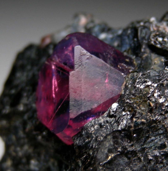 Sapphire from Winza, Dodoma, Tanzania [db_pics/pics/p595d.jpg]