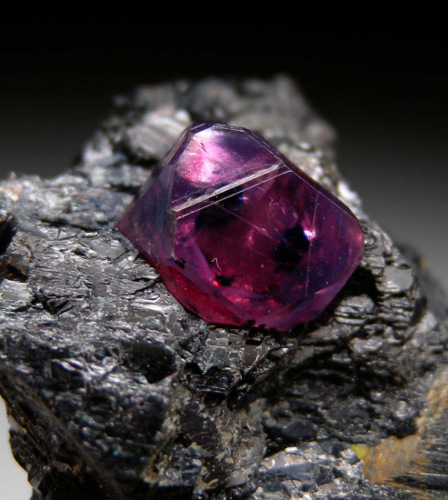 Sapphire from Winza, Dodoma, Tanzania [db_pics/pics/p595e.jpg]