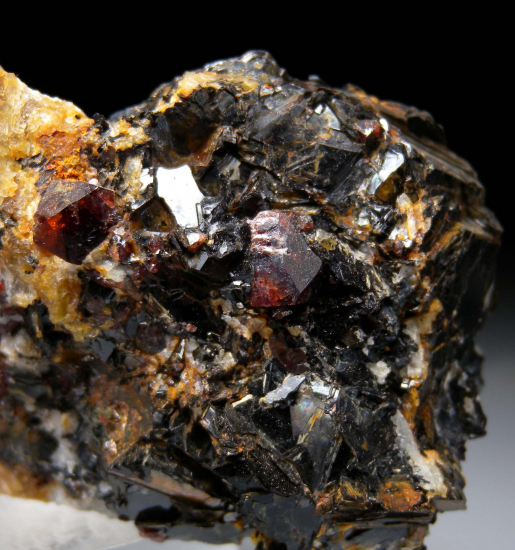 Zircon from Manogay, Dari-i-Pech, Kunar Prov., Afghanistan [db_pics/pics/p614f.jpg]
