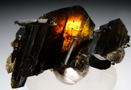 Epidote from Tormiq Valley, Skardu, Pakistan [db_pics/pics/p689e.jpg]