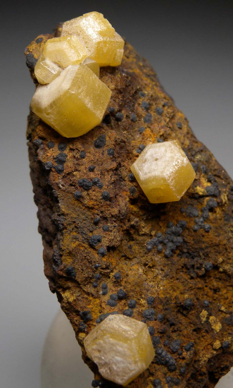 Mimetite from Mt. Bonnie Mine, Northern Territory, Australia [db_pics/pics/p826b.jpg]