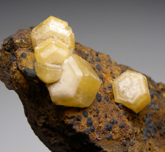 Mimetite from Mt. Bonnie Mine, Northern Territory, Australia [db_pics/pics/p826d.jpg]