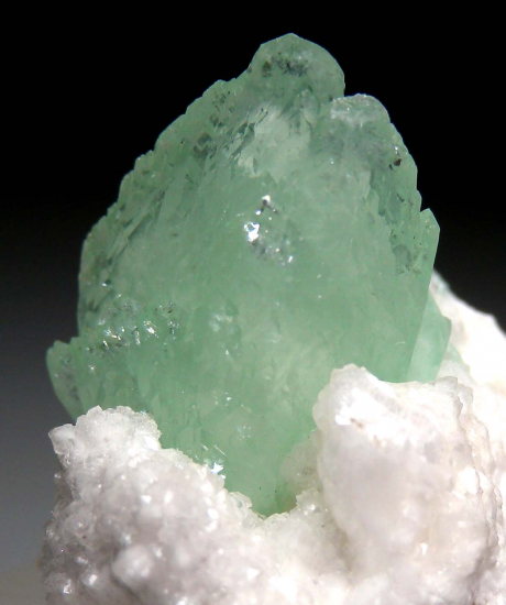 Apophyllite from Khadakvasla, Poona Dist., India [db_pics/pics/p877b.jpg]