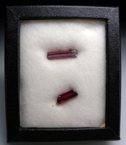 Proustite (2 crystals) from Chanarcillo Mining District, Copiapo, Atacama, Chile [db_pics/pics/p939b.jpg]