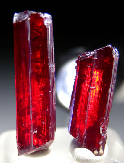 Proustite (2 crystals) from Chanarcillo Mining District, Copiapo, Atacama, Chile [db_pics/pics/p939c.jpg]