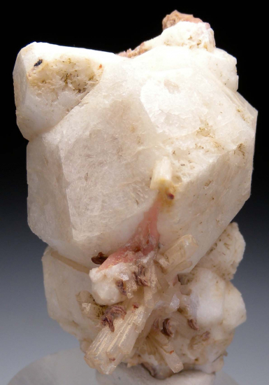 Serandite, Analcime, Natrolite, Rhodochrosite from Mont St. Hilaire, Quebec, Canada [db_pics/pics/p959e.jpg]