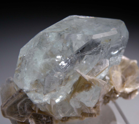 Aquamarine on Muscovite from Mt. Xuebaoding, Pingwu Co., Sichuan Prov., China [db_pics/pics/p985b.jpg]