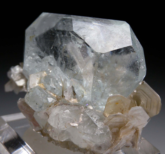 Aquamarine on Muscovite from Mt. Xuebaoding, Pingwu Co., Sichuan Prov., China [db_pics/pics/p985c.jpg]