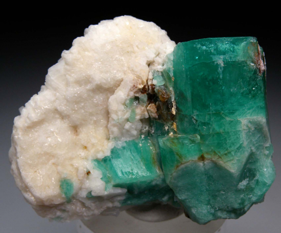 Emerald on Albite (R) from Muzo Mine, Boyaca Dept., Colombia [db_pics/pics/r107a.jpg]