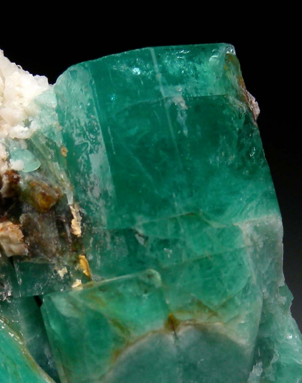 Emerald on Albite (R) from Muzo Mine, Boyaca Dept., Colombia [db_pics/pics/r107c.jpg]