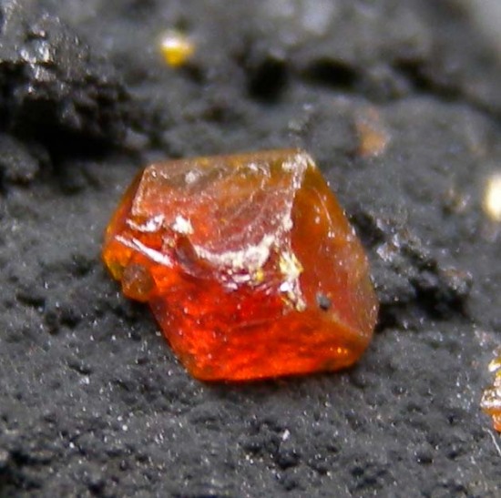 Stolzite from Broken Hill, NSW, Australia [db_pics/pics/r113c.jpg]