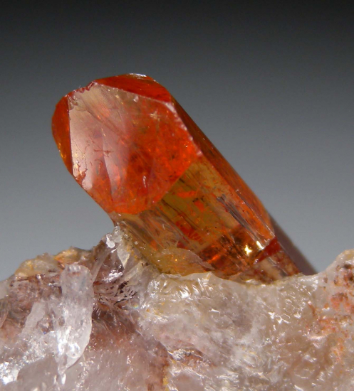 Topaz on Quartz (R) from Ouro Preto, Minas Gerais, Brazil [db_pics/pics/r114c.jpg]