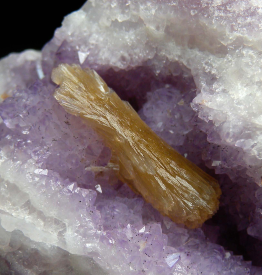 Stilbite in Amethyst from Cape Blomidon, Kings Co., Nova Scotia, Canada [db_pics/pics/r135c.jpg]