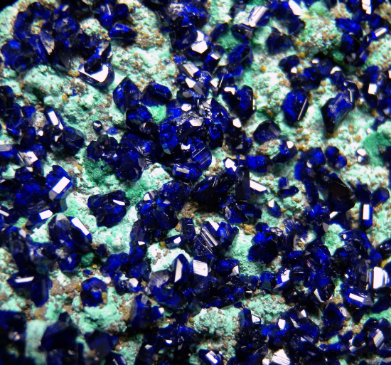 Azurite, Chlorargyrite on Malachite from Broken Hill, New South Wales, Australia [db_pics/pics/r150c.jpg]