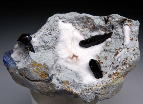 Benitoite, Neptunite, Joaquinite from Gem Mine, San Benito Co., California, USA [db_pics/pics/r166a.jpg]