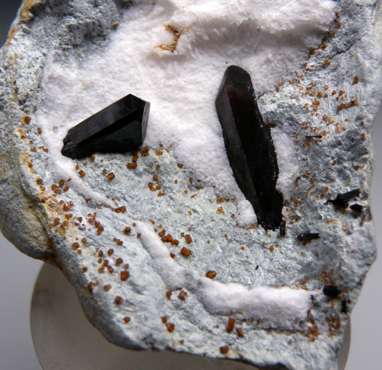Benitoite, Neptunite, Joaquinite from Gem Mine, San Benito Co., California, USA [db_pics/pics/r166c.jpg]