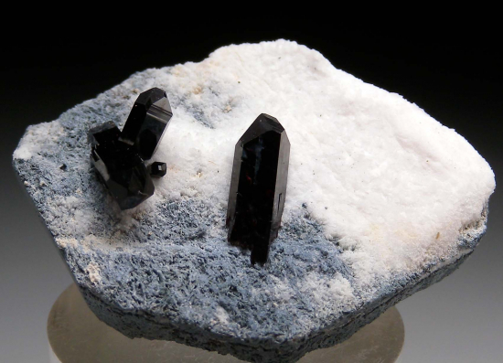 Neptunite from Gem Mine, San Benito Co., California, USA [db_pics/pics/r168a.jpg]