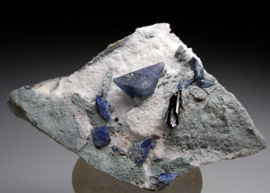 Benitoite, Neptunite, Joaquinite from Gem Mine, San Benito Co., California, USA [db_pics/pics/r169a.jpg]