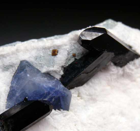 Benitoite, Neptunite, Joaquinite from Gem Mine, San Benito Co., California, USA [db_pics/pics/r171c.jpg]