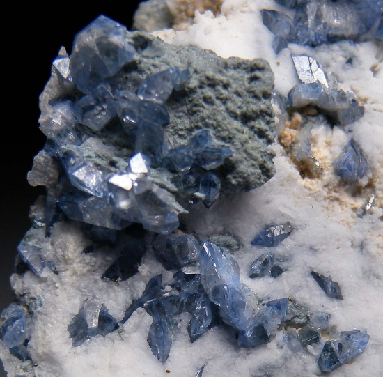 Benitoite from Gem Mine, San Benito Co., California, USA [db_pics/pics/r173d.jpg]