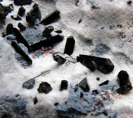 Benitoite, Neptunite from Gem Mine, San Benito Co., California, USA [db_pics/pics/r177b.jpg]