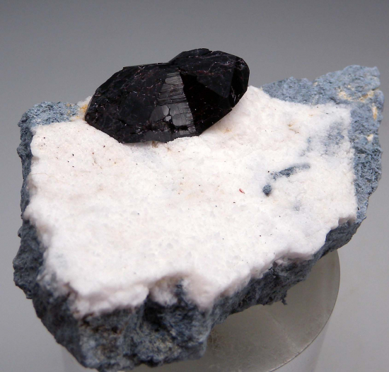 Neptunite (twin) from Gem Mine, San Benito Co., California, USA [db_pics/pics/r178a.jpg]