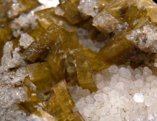 Siderite on Quartz (R) from Neudorf, Harzgerode, Harz, Saxony, Germany [db_pics/pics/r183b.jpg]
