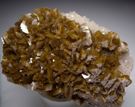 Siderite on Quartz (R) from Neudorf, Harzgerode, Harz, Saxony, Germany [db_pics/pics/r183c.jpg]