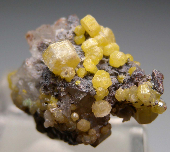 Mimetite from Bagdad-Chase Mine, Bullion Mtns., San Bernardino Co., California, USA [db_pics/pics/r228a.jpg]