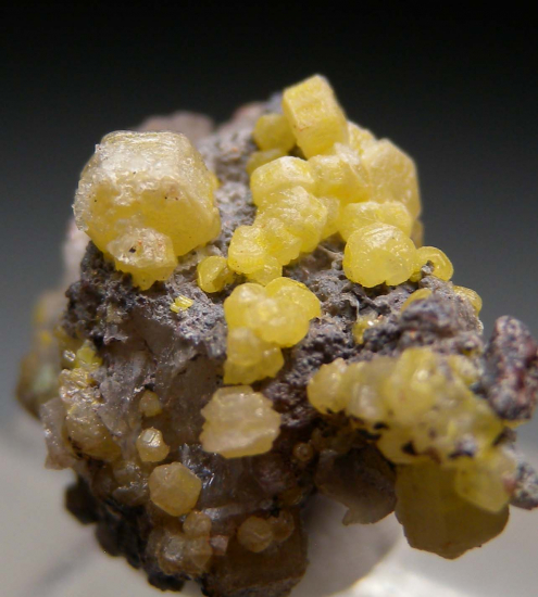 Mimetite from Bagdad-Chase Mine, Bullion Mtns., San Bernardino Co., California, USA [db_pics/pics/r228c.jpg]