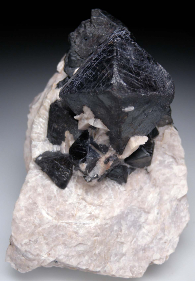 Franklinite on Calcite from Franklin, Sussex Co., New Jersey, USA [db_pics/pics/r362a.jpg]