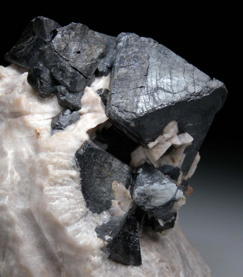 Franklinite on Calcite from Franklin, Sussex Co., New Jersey, USA [db_pics/pics/r362b.jpg]
