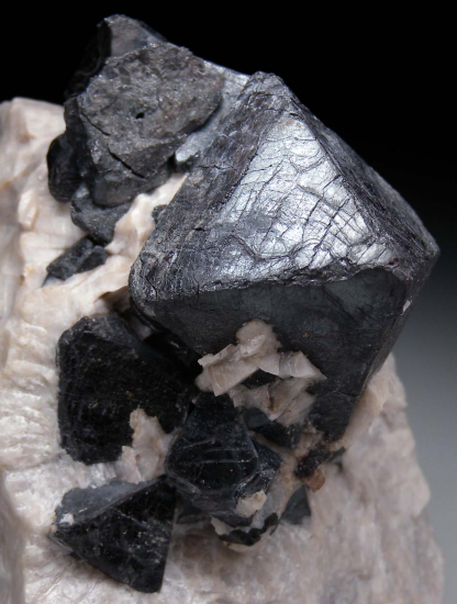 Franklinite on Calcite from Franklin, Sussex Co., New Jersey, USA [db_pics/pics/r362c.jpg]