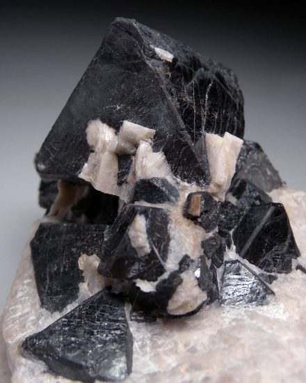 Franklinite on Calcite from Franklin, Sussex Co., New Jersey, USA [db_pics/pics/r362d.jpg]