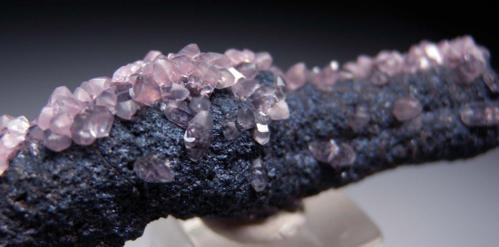 Smithsonite on stalactite from Tsumeb, Namibia [db_pics/pics/r420e.jpg]