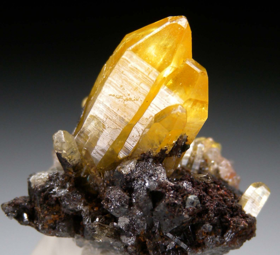 Mimetite from Tsumeb, Namibia [db_pics/pics/r425c.jpg]