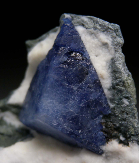 Benitoite from Gem Mine, San Benito Co., California, USA [db_pics/pics/r446c.jpg]